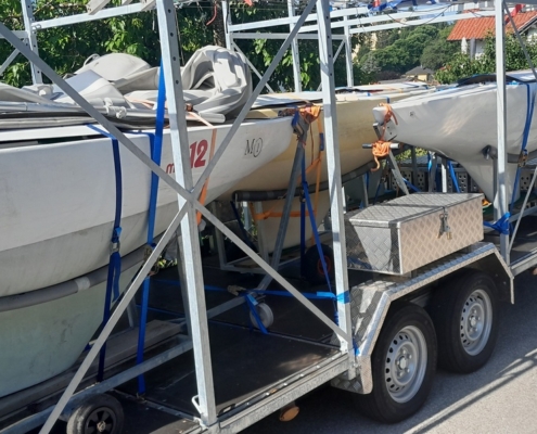 Detailansicht des neuen Bootsanhängers mit bereits darauf befestigten Mini12-Booten
